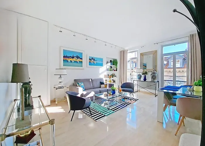 2 Bedrooms & 2 Bathrooms - 43a